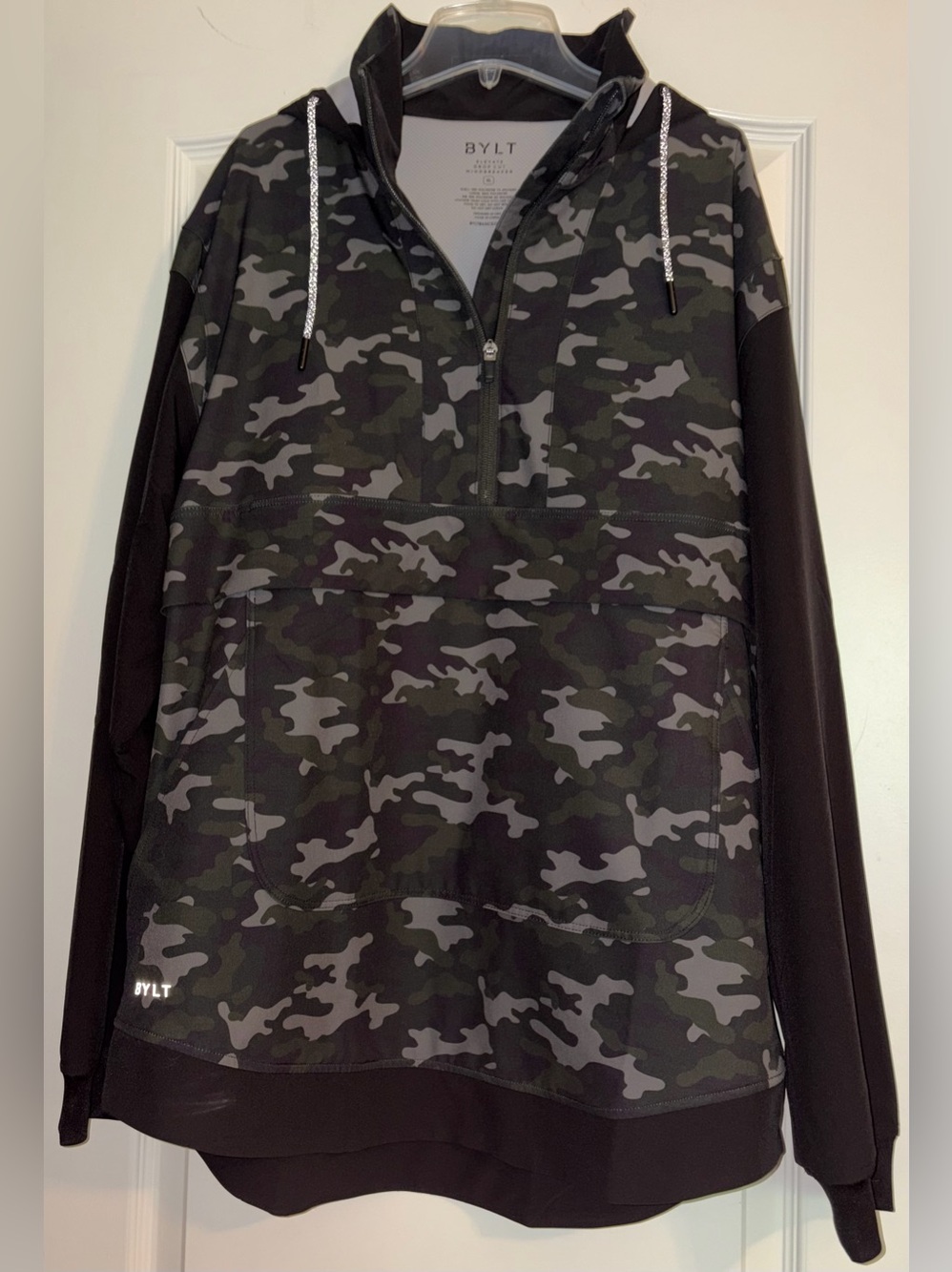 MENS BYLT ELEVATE DROP CUT WINDBREAKER IN CAMO/GREEN
